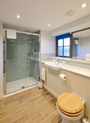 Deluxe Twin Room, Ensuite, Garden View | Bathroom - The Greyhound Inn Taunton (Taunton)