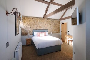 Deluxe Double Room, Ensuite | 1 bedroom, soundproofing, iron/ironing board, free WiFi - The Greyhound Inn Taunton (Taunton)