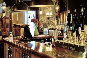 2 bars/lounges