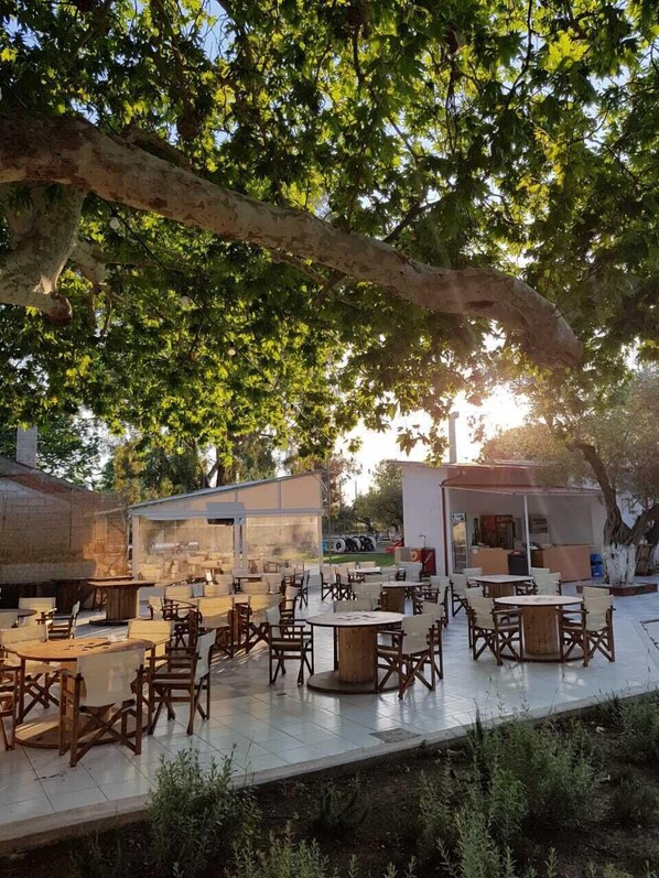 Outdoor dining - NISI Campsite (Stylida)