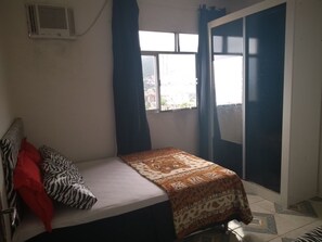 Departamento | Escritorio, cortinas blackout y tabla de planchar con plancha 