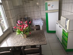 Kühlschrank, Mikrowelle, Wasserkocher mit Kaffee-/Teezubehör