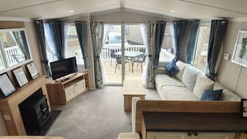 Bluebell | Living area | 32-inch Smart TV with digital channels, TV, Netflix