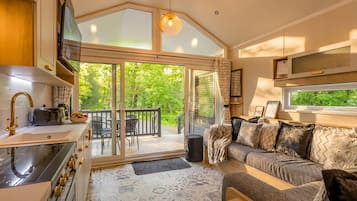 Pet Friendly Coppice Cabana | Living area