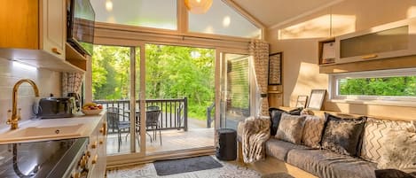 Pet Friendly Coppice Cabana | Aire de séjour | Téléviseur connecté de 32 po avec télévision numérique, téléviseur