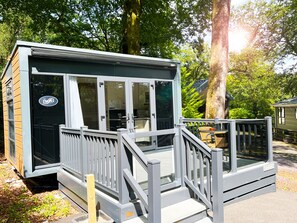 No Pets Forest Retreat 1 Bed | Área de sala de estar | Smart TV de 32 pulgadas con canales digitales, televisión y Netflix 