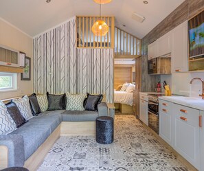 Pet Friendly Coppice Cabana | Woonruimte | Een 32-inch smart-tv met digitale zenders, een televisie en Netflix