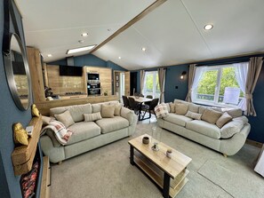 Waterfall Lodge 2 bedroom-No Pets | 1 soverom, individuelt dekorert og individuelt innredet