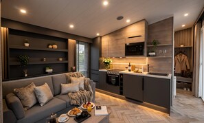 No Pets The Hideaway | Vardagsrum | 32-tums smart-tv med digitalkanaler, tv och Netflix
