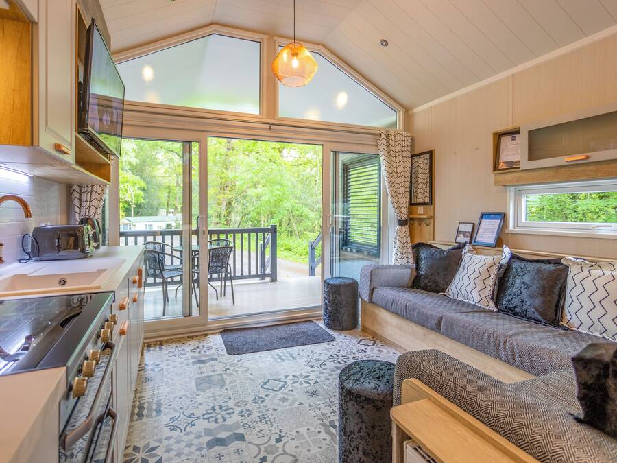 Pet Friendly Coppice Cabana | Woonruimte | Een 32-inch smart-tv met digitale zenders, een televisie en Netflix