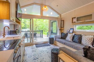 Pet Friendly Coppice Cabana | Área de estar | Smart TV 32 polegadas com canais digitais, TV, Netflix