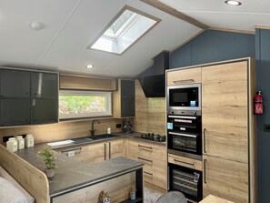 Waterfall Lodge 2 bedroom-No Pets | Cocina privada | Refrigerador con congelador, microondas, horno y parrilla de estufa 