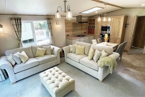 Platinum Cascade Lodge 2 Bedroom No Pets | Área de estar | Smart TV 32 polegadas com canais digitais, TV, Netflix