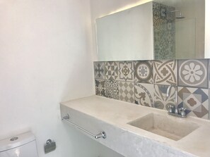 Shower, rainfall showerhead, free toiletries, towels - LABNA' Suites Tulum (Tulum)