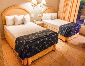 Premium bedding, in-room safe, desk, laptop workspace - Plaza Inn Express (Tapachula)