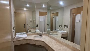 Deluxe-Doppelzimmer | Badezimmer | Dusche, Regendusche, kostenlose Toilettenartikel, Haartrockner
