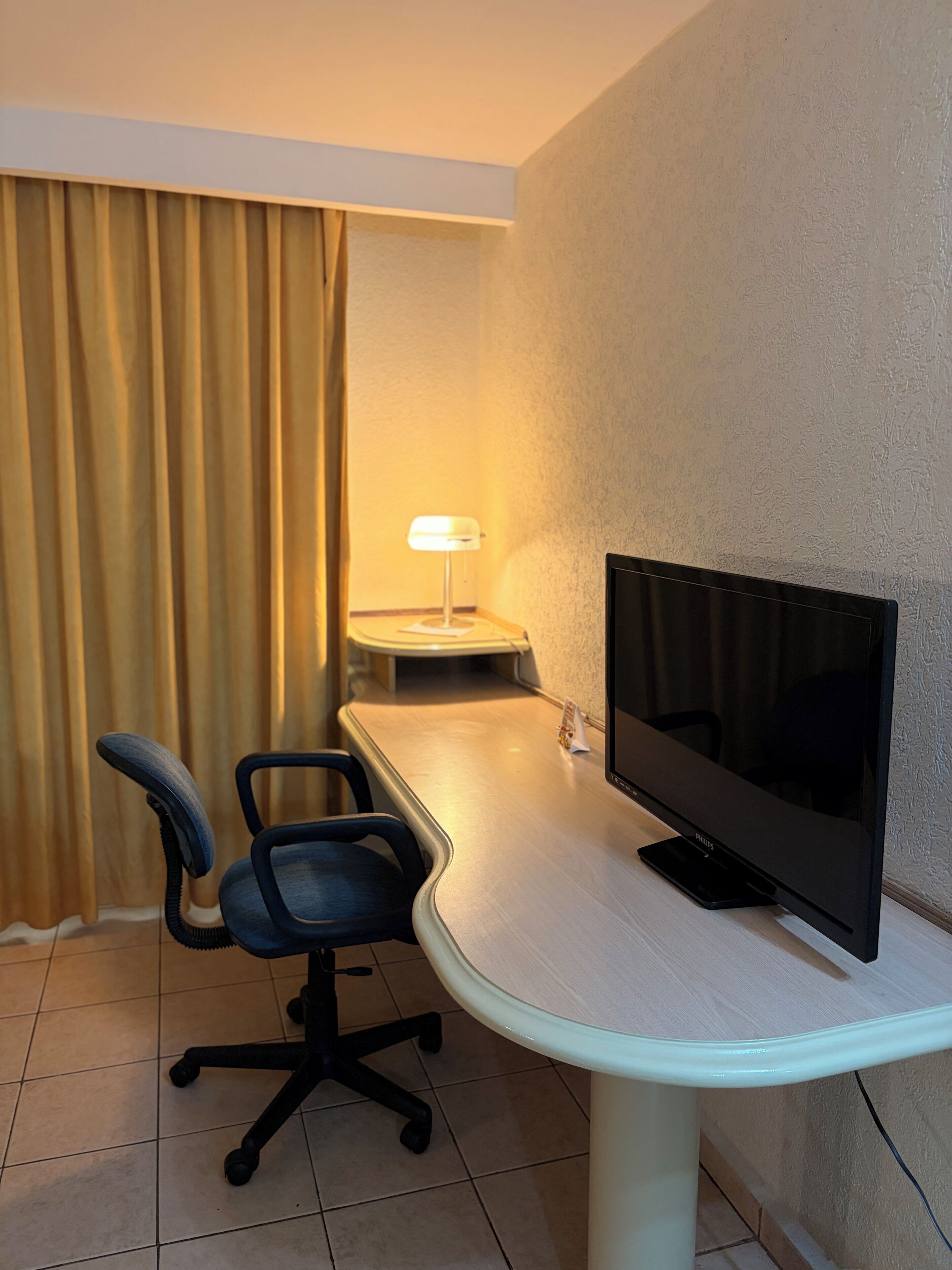 Habitación doble estándar | Área de sala de estar | Televisión de pantalla plana de 32 pulgadas con canales por cable 