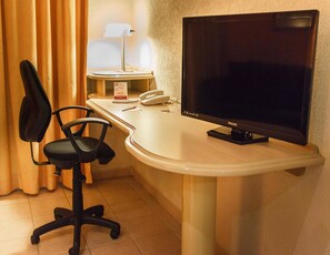 Sengetøy av topp kvalitet, safe på rommet og skrivebord