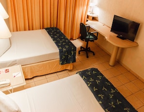 Premium bedding, in-room safe, desk, laptop workspace - Plaza Inn Express (Tapachula)