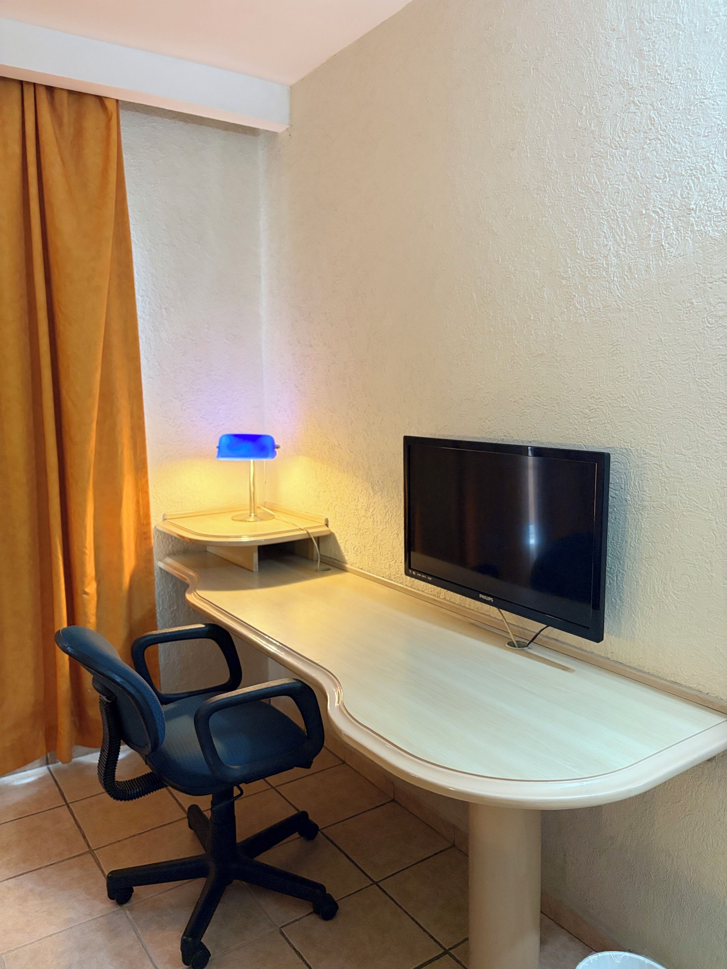 Habitación estándar | Área de sala de estar | Televisión de pantalla plana de 32 pulgadas con canales por cable 