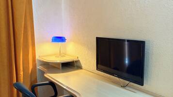Habitación estándar | Área de sala de estar | Televisión de pantalla plana de 32 pulgadas con canales por cable