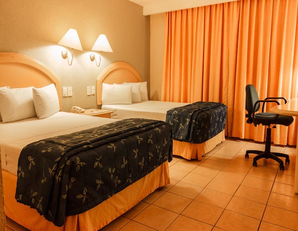 Premium bedding, in-room safe, desk, laptop workspace - Plaza Inn Express (Tapachula)