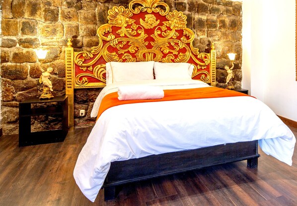 Superior Double Room | Living area | Flat-screen TV - Monasterio del Inka (Cusco)
