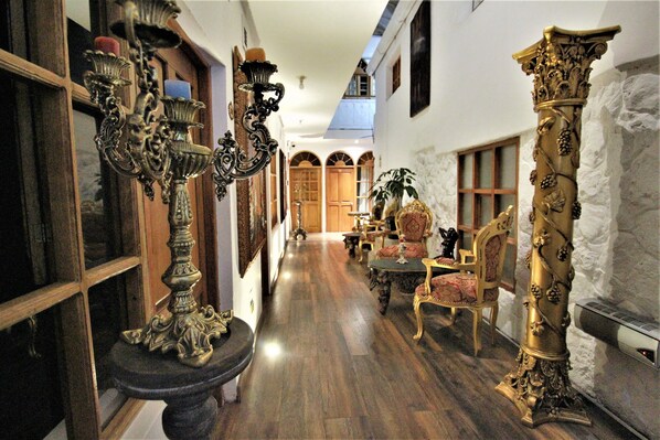 Interior detail - Monasterio del Inka (Cusco)