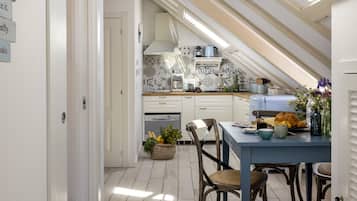Deluxe Suite, 1 Bedroom, City View | Private kitchen | Eco-friendly cleaning products