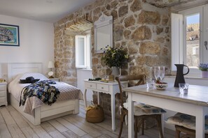 Habitació doble o amb dos llits individuals Deluxe | 1 dormitori, roba de llit d'alta qualitat i cobrellits 