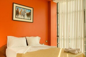 迷你吧、办公桌、熨斗/熨板、折叠床/加床（额外收费）