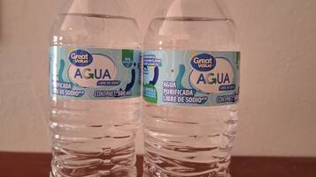 Dues amples de Great Value AGUA sobre una superfície de fusta.