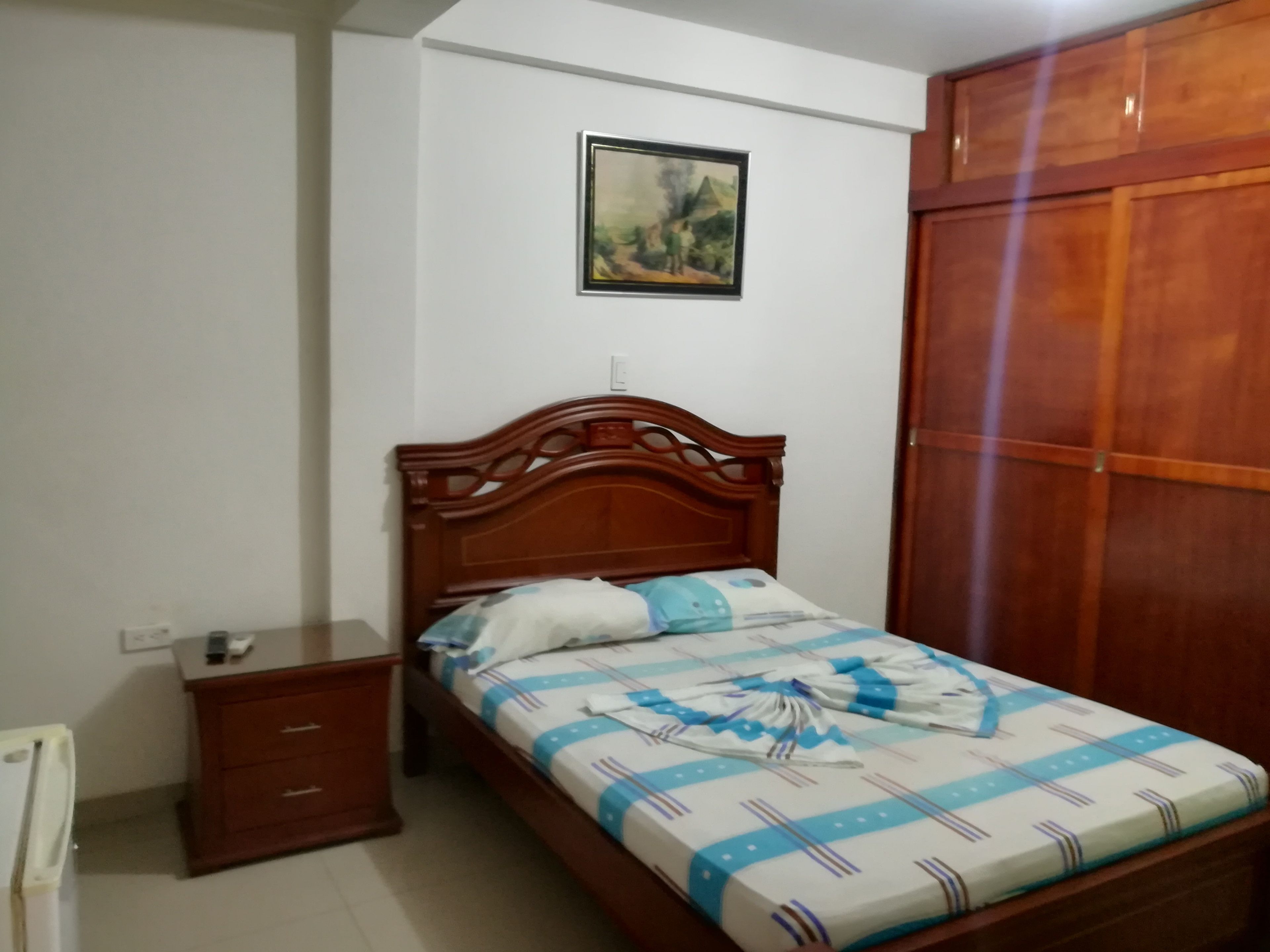 Minibar, escritorio y wifi gratis 