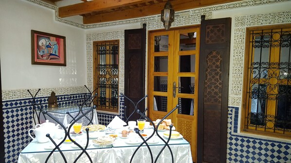 تناول الطعام داخل الغرفة