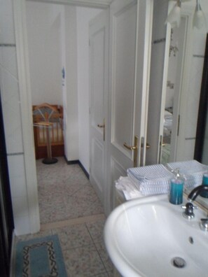 Deluxe Double Room | Bathroom sink - Affittacamere della Vittoria (Gabicce Mare)