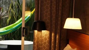 أغطية فراش متميزة وخزنة داخل الغرفة ومكواة/لوح كي وواي فاي مجانًا