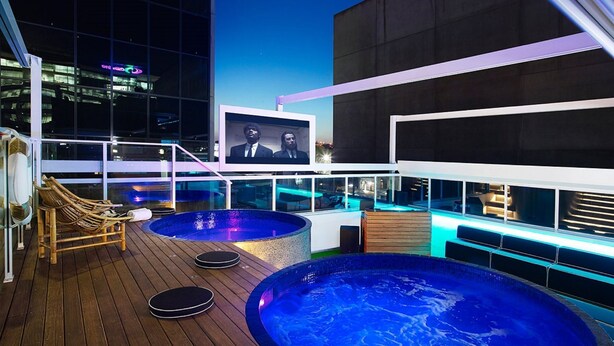 Outdoor spa tub - Limes Hotel (Fortitude Valley)