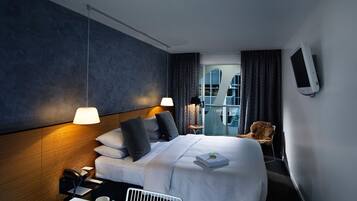 Premium bedding, in-room safe, iron/ironing board, WiFi (free)