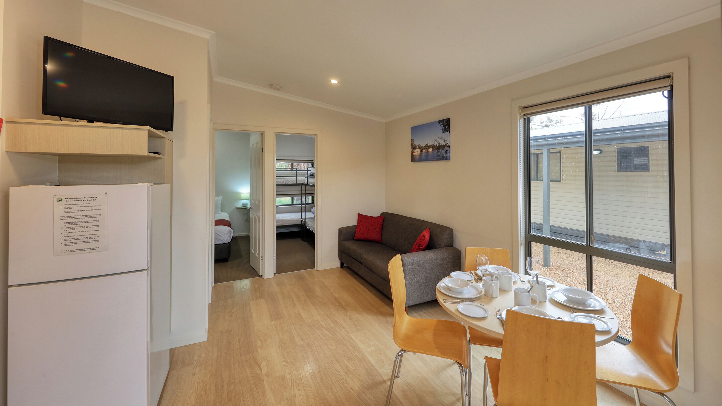 Tabla de planchar con plancha, wifi gratis y ropa de cama 