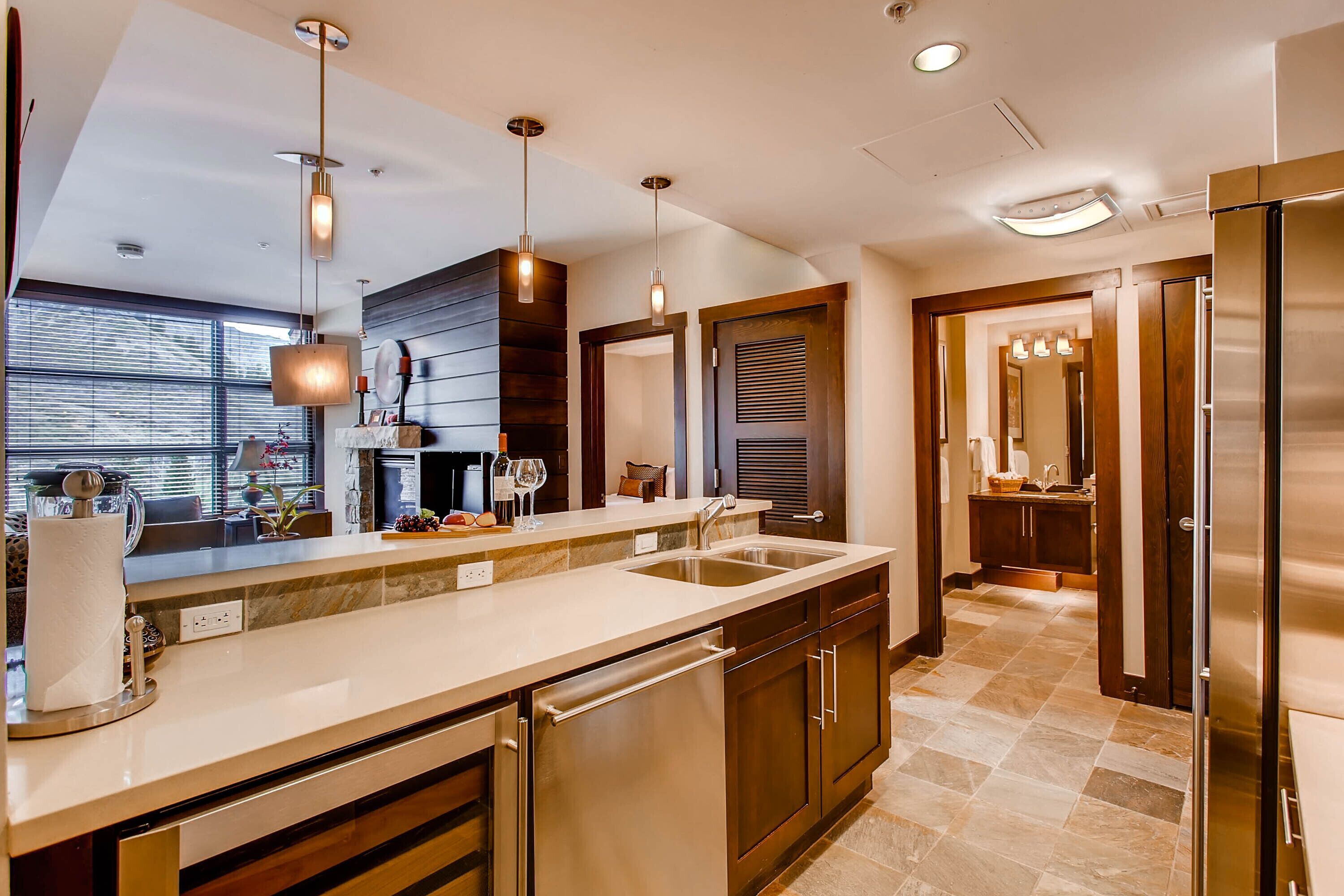 ثلاجة/مجمد بحجم كبير، ميكروويف، فرن، موقد طهي مسطح