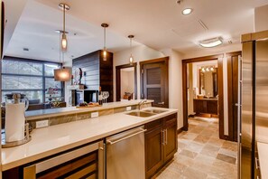 Full-sized fridge, microwave, oven, stovetop - Hayden Lodge by Snowmass Mountain Lodging (Snowmass Village)