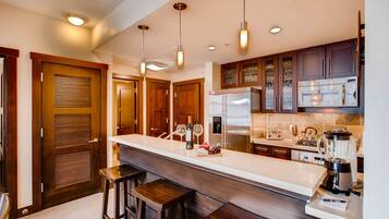 Full-sized fridge, microwave, oven, stovetop