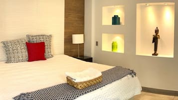Standaard kamer, 1 kingsize bed | Luxe beddengoed, donzen dekbedden, een kluis op de kamer, een bureau