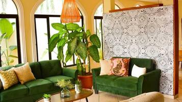 Kamar Standar (Annex building) | Ruang keluarga | TV layar datar