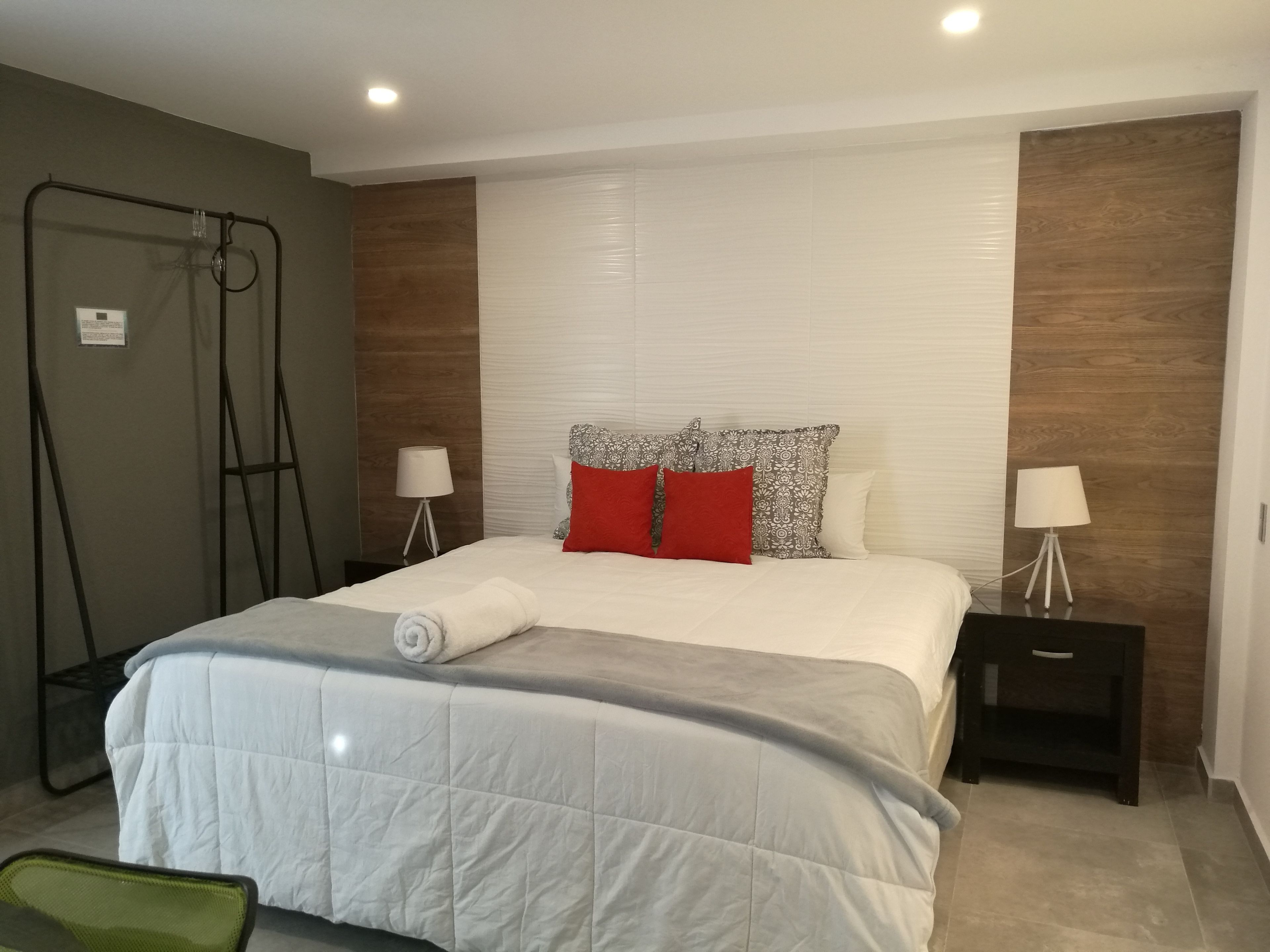 Standard Room, 1 King Bed | Premium bedding, down comforters, in-room safe, desk