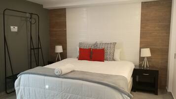 Standard Room, 1 King Bed | Premium bedding, down comforters, in-room safe, desk