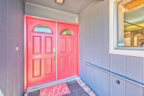 Exterior detail - Close to the strip+amazing pool! (Las Vegas)