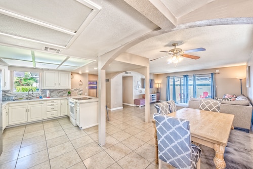 Close to the strip+amazing pool!