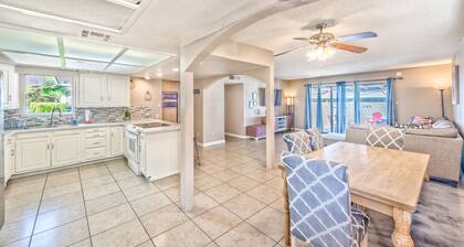 Close to the strip+amazing pool!