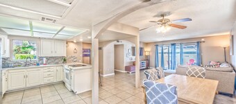 Close to the strip+amazing pool!